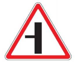 110 Šalutinis kelias iš kairės (prie pagrindinio kelio iš kairės pusės prisijungia šalutinis kelias)