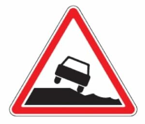 122 pavojingas kelkraštis (kelio ruožas su netvirtu, duobėtu kelkraščiu)