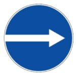 402 Važiuoti į dešinę (Leidžiama važiuoti tik rodyklės kryptimi. Kelio ženklas galioja toje važiuojamųjų dalių sankirtoje, prieš kurią jis pastatytas. Kelio ženklo reikalavimai netaikomi maršrutiniam transportui)