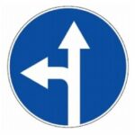 405 Važiuoti tiesiai arba į kairę (Leidžiama važiuoti tik rodyklių kryptimis ir apsisukti. Kelio ženklas galioja toje važiuojamųjų dalių sankirtoje, prieš kurią jis pastatytas. Kelio ženklo reikalavimai netaikomi maršrutiniam transportui)