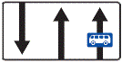 523 Eismo juosta maršrutiniam transportui (Nurodo eismo juostą, skirtą maršrutiniam transportui, važiuojančiam ta pačia kryptimi kaip ir visas transporto priemonių srautas. Kai kelio ženklas naudojamas su galiojimo laiką nurodančiomis papildomomis lentelėmis, nurodo, kad maršrutiniam transportui skirta eismo juosta galioja nurodytu laiku)